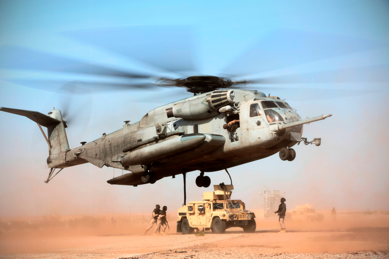 Illustration for article titled This Is A Plane That's Refueling A Helicopter That's Carrying A Hummer
